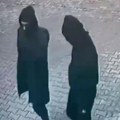Два маскирана мушкарца снимљена испред цркве непосредно пре терористичког напада: Камера све забележила (видео)