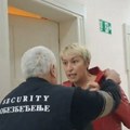 Radnik obezbeđenja u Inđiji fizički napao i izbacio novinarku iz zgrade Opštine (VIDEO)