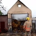 Izgoreo pomoćni objekat u Stepanovićevu u požaru pričinjena velika materijalna šteta (video)