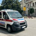 Ležao nepomično na zemlji: Udaren motociklista, hitno prebačen u Beograd
