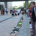 Studenti trkači ostavljaju patike i cveće za 16 poginulih ispred Evropskog parlamenta