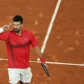 Novak Đoković protiv Janika Sinera večeras u borbi za finale Rolan Garosa