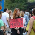 Novosađani protestuju ispred Prekršajnog suda zbog hapšenja profesora (FOTO, VIDEO)