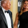 Jedni mu zviždali, drugi aplaudirali: Kakav doček za Trampa na premijeri predstave, pored njega Melanija