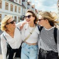 Uvek popularne, ali ne sve: Farmerke koje će obeležiti jesen 2025. godine izdužuju figuru, ali uske modele treba izbegavati