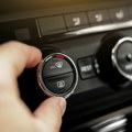 Da li znate čemu služi ovo Dugme u automobilu? Većina vozača ga ne koristi pravilno