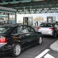Carinici zaplenili polovne auto-delove: Vozač kombija bez dokumentacije prevozio haube, sedišta, branike…
