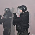 Sukob policije sa Novosađanima: Građani pokušali da spreče uklanjanje Jaćimovićevog autobusa