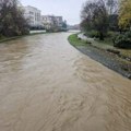 Због падавина проблеми у више насеља у Лесковцу: све службе на терену, ситуација се прати, од јутрос критично око свих река