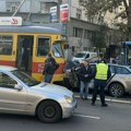 Sudar tramvaja i automobila u Bulevaru kralja Aleksandra, vozač ostao zaglavljen u vozilu