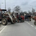 Poljoprivrednici iz Čačka i Kraljeva blokirali Ibarsku magistralu, mlekari u Kniću prosuli 5.000 litara mleka