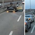 (Video) Automobil okrenut na krov u brzoj traci, veliki zastoji na Zrenjaninskom putu