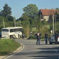 Prva fotografija nesreće kod Sopota: Autobus završio u šipražju, ostao bez točka, najgore prošla devojka od 20 godina