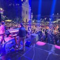 Crvena jabuka zaustavila pljusak u Smederevu: Hiljade ljudi pevalo pod kišobranima, a onda se desila čarolija (video/foto)
