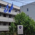 Nova provokacija Prištine: Zastave tzv. Kosova ispred opštinske zgrade u Severnoj Mitrovici /video/