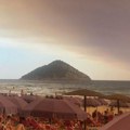 Nadrealni prizori sa poznatog grčkog ostrva: Sunce odjednom postalo crveno, turisti u šoku /foto/
