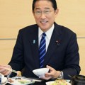 Premijer Japana jeo ribu iz Fukušime gde se ispušta prečišćena radioaktivna voda