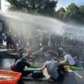 Nema tolerancije za blokiranje auto-puta: Holandska policija vodenim topom rasterala demonstrante (video)