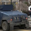 Prst na obiraču ispred vrtića: Pripadnici Rosu sa oružjem ispred vrtića u Kosovskoj Mitrovici