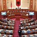 Haos u albanskoj skupštini: Opozicija prevrnula stolice i aktivirala dimnu napravu