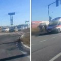 Udes kod Zemun parka: Automobil na krovu, spasene dve osobe, policija na uviđaju