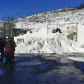 Nesvakidašnji tobogan osvanuo u Tutinu: Od viška snega radnici napravili sadržaj u kom deca uživaju svaki dan (foto)