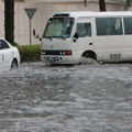 (VIDEO) Obilne kiše u Ujedinjenim Arapskim Emiratima, zaustavljen saobraćaj na aerodromu u Dubaiju