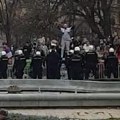 Pogledajte kulturu demonstranata! Da li se ovako žale žrtve u Novom Sadu? Sramne scene u centru grada: Popeo se na traktor…