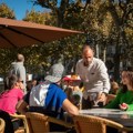 Par sa decom nakon ručka napustio restoran, a onda je konobar došao da počisti sto: Ono što je tamo zatekao ostavilo ga je bez…