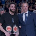 Šampionski potez Dvejna Vašingtona: Dobio dva pehara, ono što je uradio sa njima je oduševilo Grobare