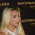 Maja Berović u gaćama i topu na nastupu: Sve oči uprte u pevačicu, raspametila stajlingom