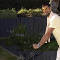 Novak se sa kosilicom uz „Kosi tata kosim ja" sprema za Sinera
