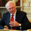 Kristofer Hil: Diplomata, penzioner, sada i volonter