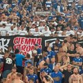 Neobična akcija u "kavezu" Leha: Svi u belom stali usred kopa, digli zastavu i zapevali drugom poljskom klubu