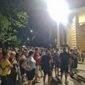 „Koga čuvate“ i „idite na Kosovo“ – parole su demonstranata policiji ispred sedišta leskovačkih naprednjaka