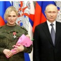 Ko je misteriozna plavuša pored Putina? Telohraniteljka iz senke: „Agent Cornetto“ i Putinovi trikovi pred kamerama! (foto)…