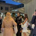 (Foto) sve oči uprte u snajku Viki Miljković: Na proslavi se pojavila sva u belom, u miniću od perja i golim ramenima zasenila…