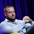 „Imate love i puderišete se“: Naš pevač žestoko isprozivao kolege