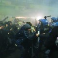 Bacali baklje i flaše na policiju, pa izbio haos Sukobi na protestu protiv ZOI u Milanu: Policija koristila vodene topove i…