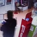 Maskirani razbojnik preplašio radnice apoteke, nisu smele da zucnu, policija ga odmah našla: Pogledajte snimak