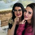 Завршила тежак факултет, а изгледа као модел: Ћерка наше певачице позирала са родитељима, коментари пљуште