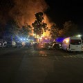 Goreo napušteni magacin kod Železničke stanice u Kragujevcu (FOTO)