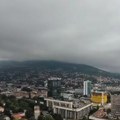 Nebo se smračilo u roku od par minuta! Jaka kiša u Sarajevu, duva snažan vetar, moguć i grad! Objavljeni snimci nevremena…
