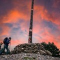 Ljudi pešače više od 500 kilometara sa kamenom u rancu: Ostavljaju ga na mestu koje ima posebno značenje