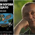 Plastične figurice, zastave, idoli… „Predmeti koji vise na retrovizoru postali su mi metafora za unutrašnje pejzaže”, kaže…