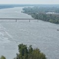 Dunav presušuje i otkriva drevne tajne! Iz reke izronio potopljeni brod star 90 godina: Meštani u šoku, isplivao i novinski…
