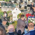 Venci na grobu Slobodana Stojanovića, svirepo ubijenog dečaka u Kamenici kod Zvornika