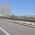 Gust dim kulja iznad Batajnice: Nekoliko vatrogasnih vozila juri ka mestu požara, vozači snimili prizor (video)