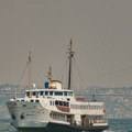 Gori grčki feribot na putu za Mikonos, svi evakuisani