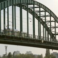"Zovite: Policiju!" Snimak iz Beograda koji ledi krv u žilama: Poneli merdevine i krenuli ka vrhu mosta (video)
